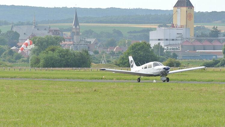 Starts und Landungen gab es auf dem Verkehrslandeplatz Haßfurt auch nach dem Unfall, da keine Gefahr für den Flugbetrieb bestand. Foto: Brigitte Krause