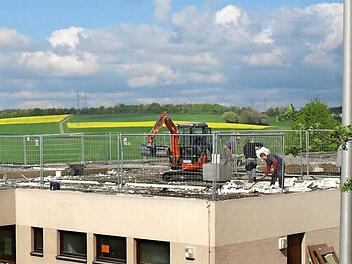 Fleißig wird schon an der Decke der Wilhelm-Hegler-Halle in Oerlenbach gearbeitet. Derzeit wird festgestellt, welche Deckteile eventuell erneuert werden müssen. Foto: Stefan Geiger