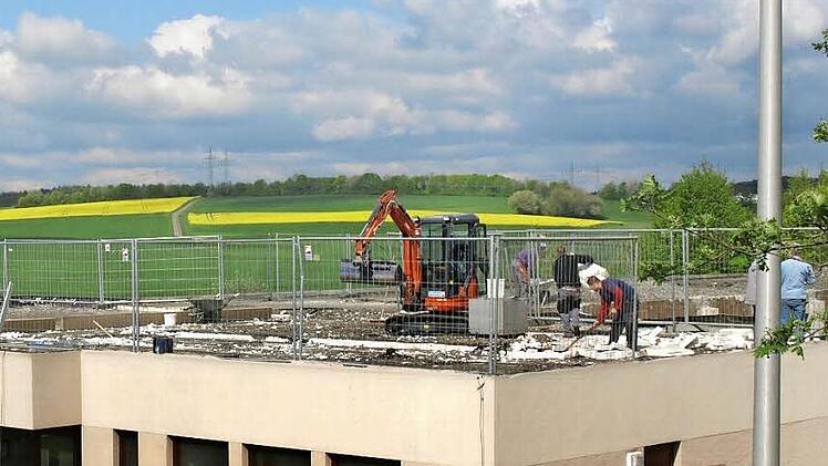 Fleißig wird schon an der Decke der Wilhelm-Hegler-Halle in Oerlenbach gearbeitet. Derzeit wird festgestellt, welche Deckteile eventuell erneuert werden müssen. Foto: Stefan Geiger