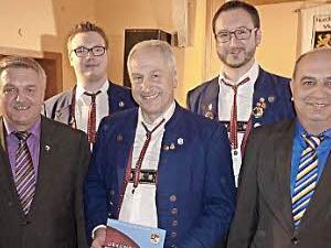 Mit der Ehrennadel in Gold des Nordbayerischen Musikbundes wurde Vorsitzender Eugen Rebhan (Mitte) ausgezeichnet. Mit im Bild (von links): Kreisvorsitzender Wolfgang Müller, Vorstandsmitglied Julian Kaim, Kreisdirigent Roman Steiger und stellvertretender Bezirksvorsitzender Thomas Kolb  Foto: Gerd Fleischmann