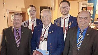 Mit der Ehrennadel in Gold des Nordbayerischen Musikbundes wurde Vorsitzender Eugen Rebhan (Mitte) ausgezeichnet. Mit im Bild (von links): Kreisvorsitzender Wolfgang Müller, Vorstandsmitglied Julian Kaim, Kreisdirigent Roman Steiger und stellvertretender Bezirksvorsitzender Thomas Kolb  Foto: Gerd Fleischmann