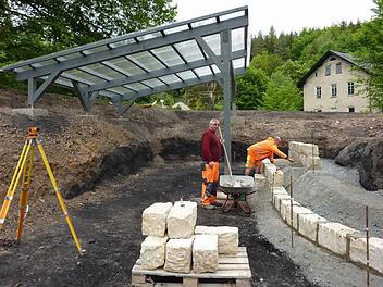 Gut abgesichert ist nun das ausstreichende Kohlenflöz im Bereich der Stockheimer Katharinazeche, das zu den einhundert schönsten bayerischen Geotopen zählt. Mit im Bild die Bauhofmitarbeiter Alfons Kreul und Oliver Renk, die an einem Tribünenaufbau arbeiten.  Foto: Gerd Fleischmann