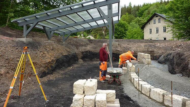 Gut abgesichert ist nun das ausstreichende Kohlenflöz im Bereich der Stockheimer Katharinazeche, das zu den einhundert schönsten bayerischen Geotopen zählt. Mit im Bild die Bauhofmitarbeiter Alfons Kreul und Oliver Renk, die an einem Tribünenaufbau arbeiten.  Foto: Gerd Fleischmann