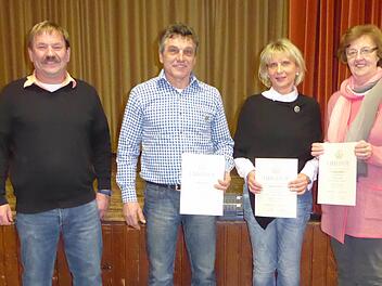 Vorsitzender Roland Heublein (von links) ehrte Lothar Schäfer und Marliese Schäfer für 25 Jahre Mitgliedschaft im Rhönklub-Zweigverein Oberbach sowie Thekla Winkler für 40 Jahre. Foto: Rhönklub-Zweigverein