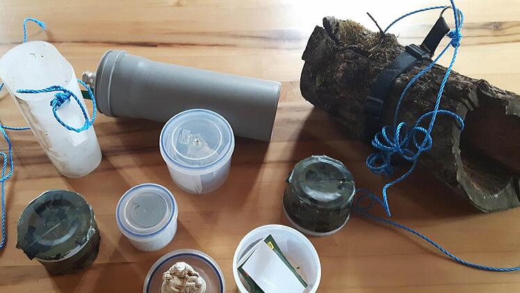 Diese Behälter hat Förster Björn Lieblein im Sailershäuser Wald am Wegesrand gefunden. Wie sich später herausstellte, hatte der Zeiler Pfarrer Michael Erhart, der in seiner Freizeit Geocaching betreibt, sie im Wald an anderer Stelle versteckt.  Foto: privat
