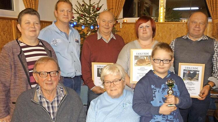 Beim Kleintierzuchtverein Fischbach wurden die Vereinsmeister geehrt: (vorne, von links) Gerhard Mannser, Anneliese Renner und Jungzüchter Lukas Grosser; (hintere Reihe, von links): Astrid Grosser, Markus Grosser, Ottmar Fischer, Julia Grosser und Werner Schmidt.  Foto: Bernd Bassing