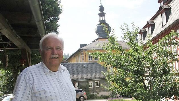 Nur noch wenige Tag hat Pfarrer Albrecht Bischoff vom Pfarrhausgarten in Ludwigsstadt aus den Blick auf seine Michaeliskirche.  Foto: Veronika Schadeck