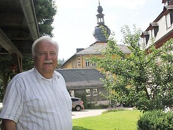 Nur noch wenige Tag hat Pfarrer Albrecht Bischoff vom Pfarrhausgarten in Ludwigsstadt aus den Blick auf seine Michaeliskirche.  Foto: Veronika Schadeck