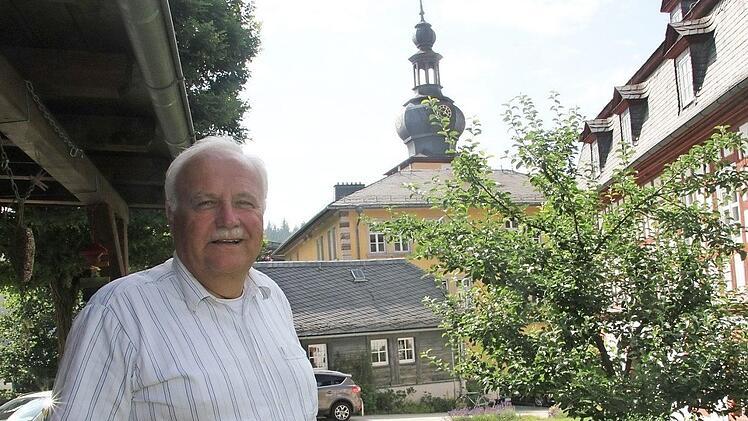 Nur noch wenige Tag hat Pfarrer Albrecht Bischoff vom Pfarrhausgarten in Ludwigsstadt aus den Blick auf seine Michaeliskirche.  Foto: Veronika Schadeck