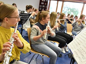 Proben des Querflötenorchesters   gehen dem Konzert voraus.p