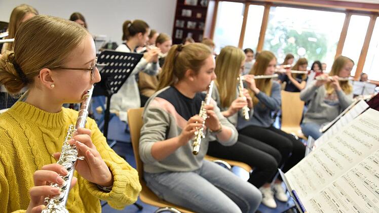 Proben des Querflötenorchesters   gehen dem Konzert voraus.p