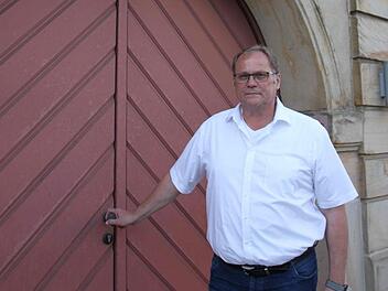 Norbert Groß will Bürgermeister werden und auch die alte Tür ins Rathaus wieder öffnen, die seit dem Umbau und der Schaffung eines neuen Eingangsbereichs geschlossen ist. Foto: Alexander Hartmann