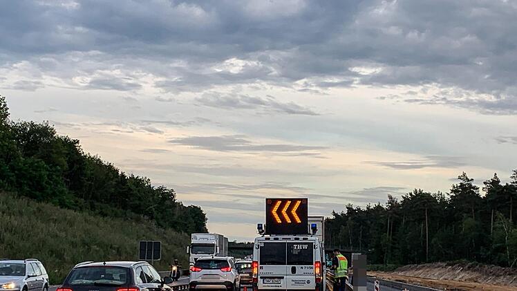Das THW leitete den Verkehr an der Unfallstelle vorbei. Foto: THW OV Nürnberg
