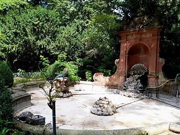 Der Herzog-Alfred-Brunnen im Coburger Hofgarten muss saniert werden. Derzeit laufen vorbereitende Untersuchungen.Foto: Jochen Berger