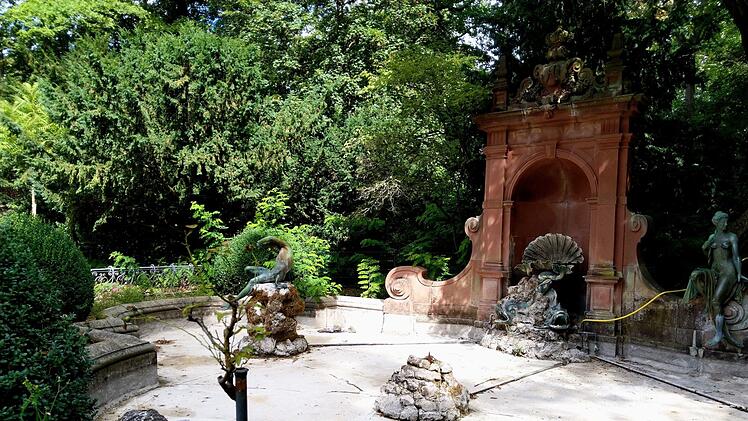 Der Herzog-Alfred-Brunnen im Coburger Hofgarten muss saniert werden. Derzeit laufen vorbereitende Untersuchungen.Foto: Jochen Berger