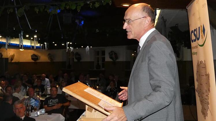 Wilhelm Schneider bei der Versammlung in Zeil