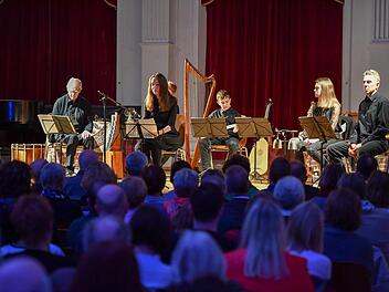 Tanja Kinkel (Zweite von links) mit der Capella Antiqua Bambergensis in der Aula des Franz-Ludwig-Gymnasiums Foto: Ronald Rinklef