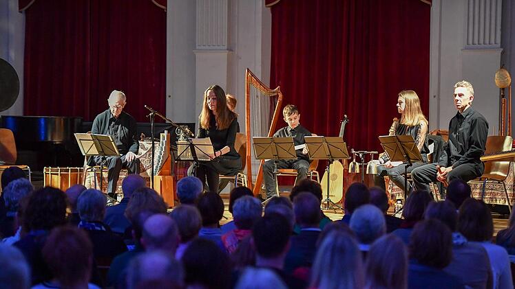 Tanja Kinkel (Zweite von links) mit der Capella Antiqua Bambergensis in der Aula des Franz-Ludwig-Gymnasiums Foto: Ronald Rinklef