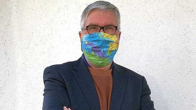 Regiomed-Hauptgesch&auml;ftsf&uuml;hrer Alexander Schmidtke hat den Mund-Nase-Schutz schon l&auml;ngst zu seinem Alltagsbegleiter gemacht - und gurgeln tut er auch.  - Foto: Regiomed