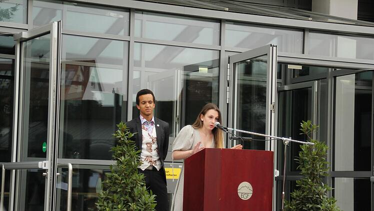 Katharina Büttner und Marvin Ogolla halten die Schülerrede. Foto: Kolja Lücking