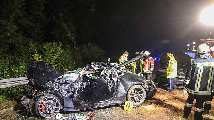 Bei einem schweren Unfall am Freitagabend (23. Oktober 2020) ist  22-jähriger Autofahrer auf der A7 in Unterfranken lebensgefährlich verletzt worden.