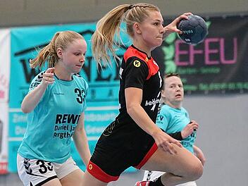 Haben im Abstiegskampf in der Bezirksoberliga ein ganz deutliches Ausrufezeichen gesetzt: Die Handballerinnen des FC Bad Brückenau um Anna Pragmann (am Ball).  Foto: Sebastian Schmitt