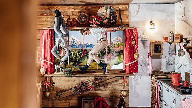 Wie in dieser Almhütte im "Magic Bavaria" kannst du in Upside Down Museen (scheinbar) an der Decke kleben.