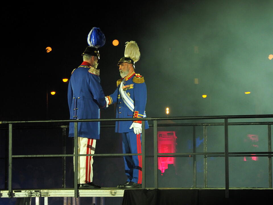 Eine Lichtshow mit Wasser, Feuer, Nebel und Musik im Rosengarten, die historische Pers&ouml;nlichkeiten ehrt.