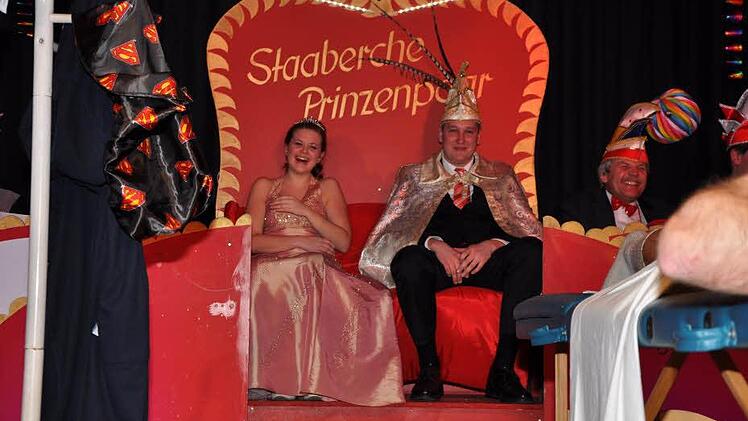 Da gab es kein Halten mehr. (von links) Elferrat Daniel Müller, das Prinzenpaar und Faschingspräsident Wolfgang Förtsch konnten sich über mangelnde Aussicht nicht beklagen. Foto: Heike Schülein