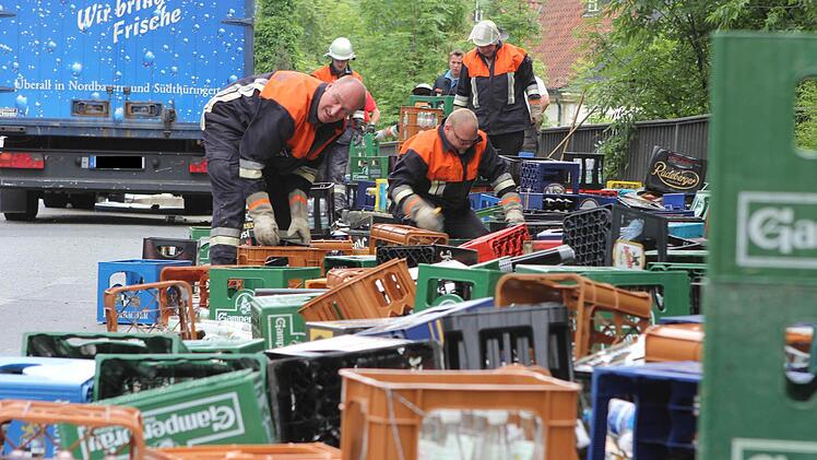 Ein Meer aus Getränkekästen - rund 240 davon musste die Feuerwehr gestern in Zeyern von der Straße räumen. Foto: Jan Koch