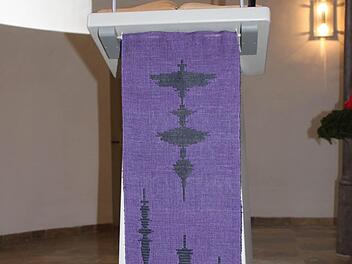 Tonspuren mit Bibelworten tragen die Behänge aus Leinen, die das Lesepult der Berndorfer Kirche zieren. Foto: Alexander Hartmann