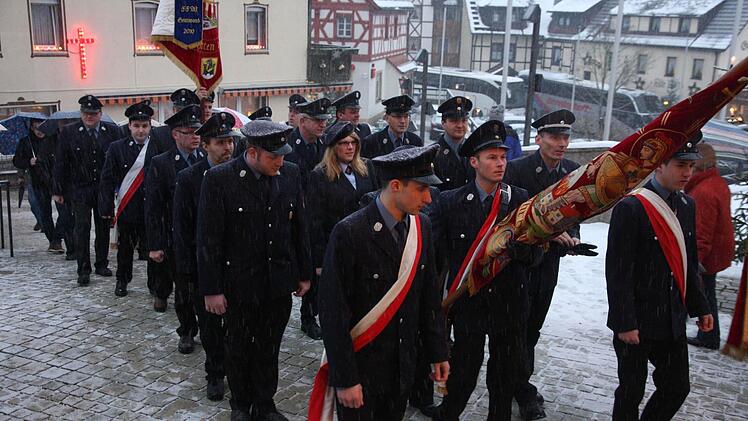 Einzug der Vereine. Foto: Franz Galster