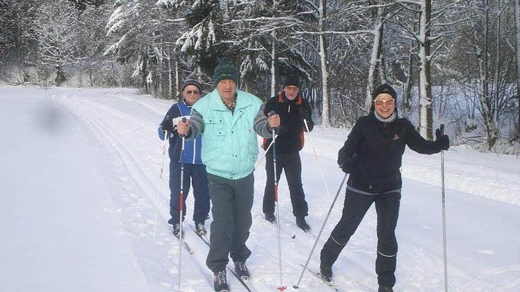 Eine Skiwandergruppe von einheimischen Skiwanderern und Kronacher Gästen haben großen Spaß auf der Loipe. Foto: K.- H. Hofmann