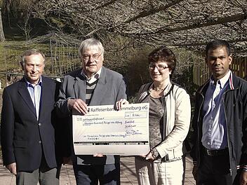 Eine letzte Spende übergaben Fördervereinsvorsitzender Dr. Jürgen Sobtzick und Schatzmeister Gerhard Blüm (von links) an Bürgermeisterin Patricia Schießer und Pater Sony.  Foto: Winfried Ehling