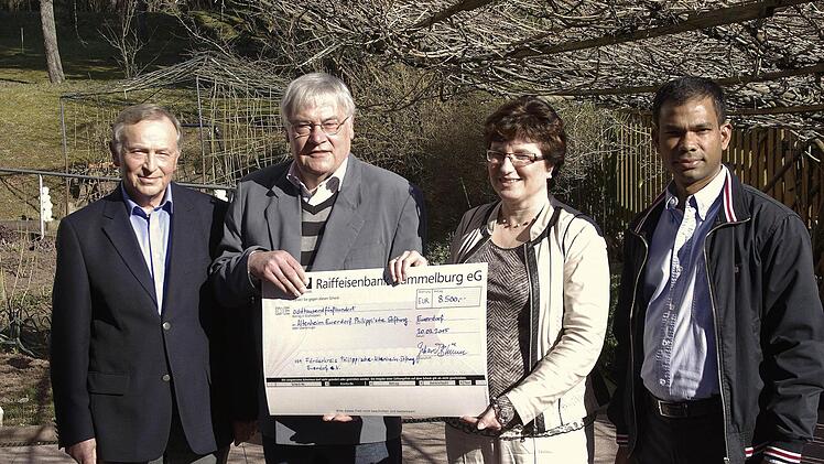 Eine letzte Spende übergaben Fördervereinsvorsitzender Dr. Jürgen Sobtzick und Schatzmeister Gerhard Blüm (von links) an Bürgermeisterin Patricia Schießer und Pater Sony.  Foto: Winfried Ehling