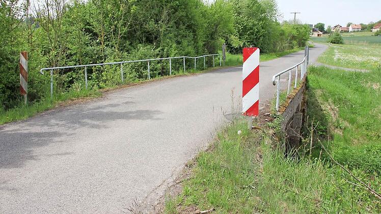 Die Straße von Gräfenholz nach Sendelbach (im Hintergrund) muss saniert werden, dazu die Brücken über Flutmulde (unser Bild) und Baunach, was über eine Millione Euro kostet.  Foto: Ralf Kestel