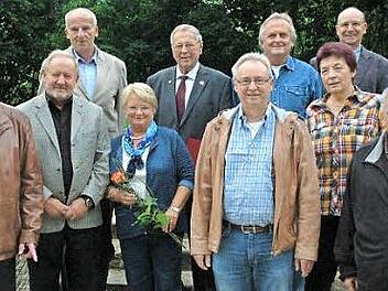 Für ihre 60- und 50-jährige Treue zum FC/TSV Rödental wurden diese Männer und Frauen geehrt. Foto: Edwin Meißinger