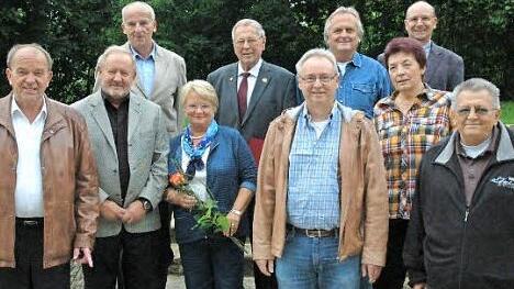 Für ihre 60- und 50-jährige Treue zum FC/TSV Rödental wurden diese Männer und Frauen geehrt. Foto: Edwin Meißinger