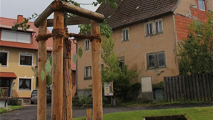 Das ehemalige Gasthaus in Schwärzelbach ist heuer abgerissen worden. Damit eröffnen sich für die Gemeinde neue Gestaltungsmöglichkeiten der frei gewordenen Fläche. Wie die sich konkretisieren, ließ Bürgermeister Jürgen Karle in der Bürgerversammlung allerdings offen. Foto: Gerd Schaar