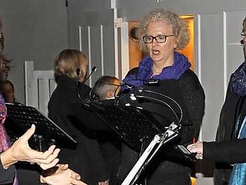 Elisabeth Roppelt dirigierte den Projektchor.  Foto: Mathias Erlwein