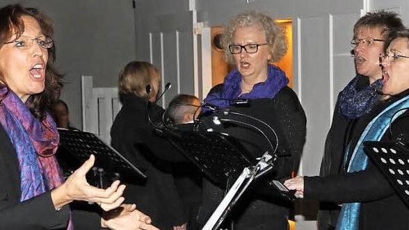 Elisabeth Roppelt dirigierte den Projektchor.  Foto: Mathias Erlwein