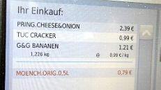 Alkoholische Getränke und Zigaretten werden rot angezeigt, eine Verkäuferin, muss eine Freigabe machen.