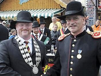Der neue Schützenkönig der Bürgerwehr in Königsberg heißt Georg Schmidt (links). Dem Sieger gratulierte Hauptmann Manfred Barfuß.