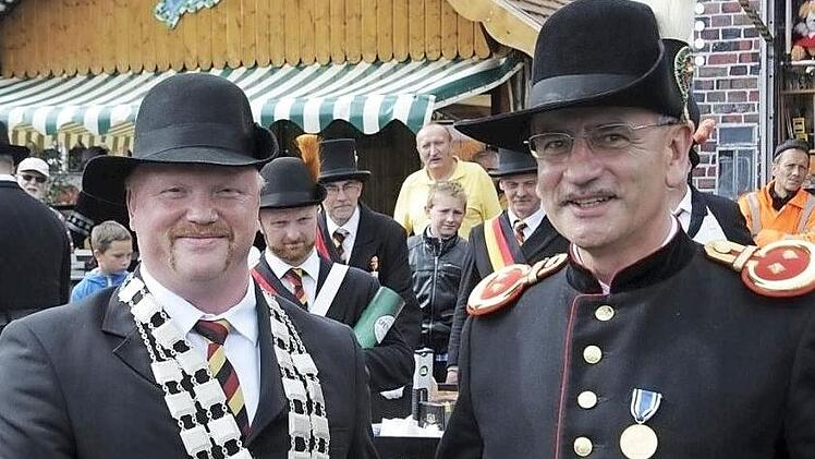 Der neue Schützenkönig der Bürgerwehr in Königsberg heißt Georg Schmidt (links). Dem Sieger gratulierte Hauptmann Manfred Barfuß.