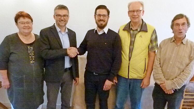 Ehrung für drei Mitgliedseinrichtungen (von links): stellvertretende EBW-Vorsitzende Christine Liebst, Rolf Roßteuscher, EBW-Vorsitzender Christian Rosenzweig, Andreas Waltz, Rolf Schilling. Foto: Lothar Weidner