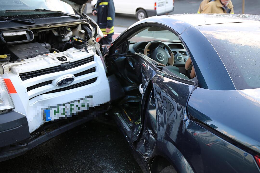 Rettungswagen und Auto stoßen in Hof zusammen