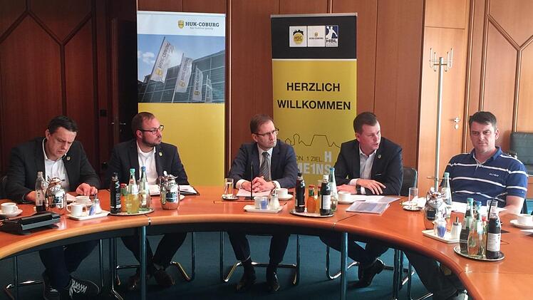 Stefan Gronbach, Vorstand Marketing und Vertrieb bei der HUK Coburg (Dritter von links), gab am Dienstag gemeinsam mit den HSC-Verantwortlichen die Verlängerung des Sponsorings bekannt.  Fotos: M. Glas