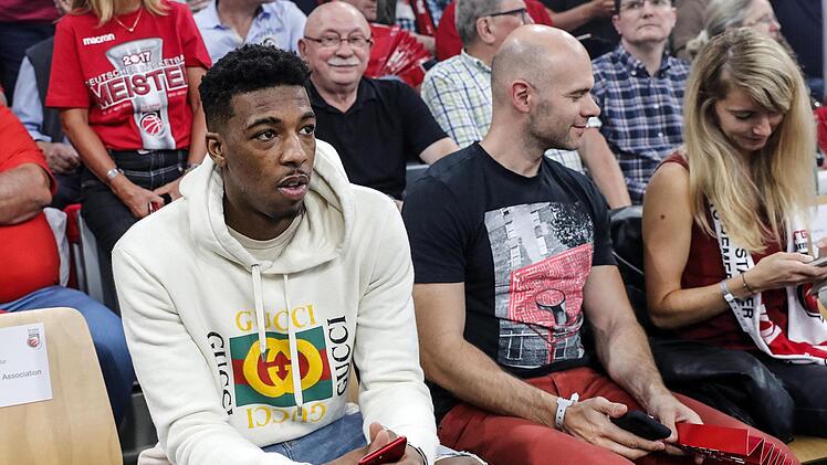 Mit dem Handy in der Hand fieberte Delon Wright mit seinem Bruder Dorell mit.