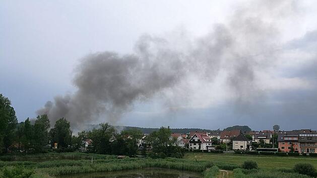 Die Rauchsäule über Heroldsbach sorgte dafür, dass die Feuerwehr Baiersdorf zu einem gemeldeten Waldbrand im Markwald zwischen Baiersdorf und Hemhofen gerufen wurde.  Foto:  Liesl Weppen via Facebook