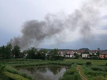 Die Rauchsäule über Heroldsbach sorgte dafür, dass die Feuerwehr Baiersdorf zu einem gemeldeten Waldbrand im Markwald zwischen Baiersdorf und Hemhofen gerufen wurde.  Foto:  Liesl Weppen via Facebook